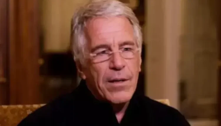 ‘A mendon se je vetë djalli?’: Pamje që tregojnë Epstein në një intervistë, ku ai përballet me disa pyetje të vështira