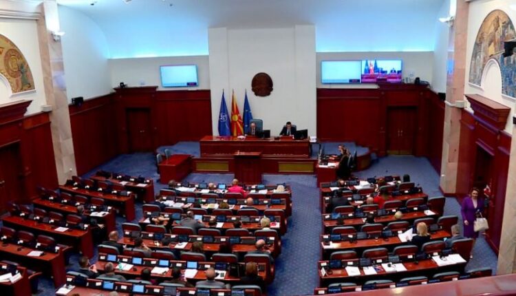 Deputetët u pajtuan: Nuk do të ketë rritje të pagave të zyrtarëve, por as ulje
