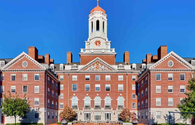 Trump kërkon 1 miliard dollarë dëmshpërblim nga Universiteti i Harvardit