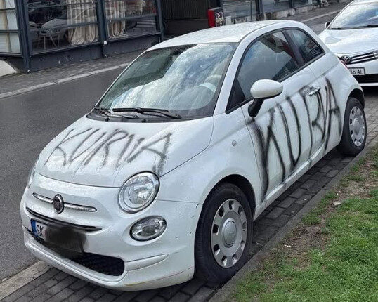 Vandalizohet një veturë “Fiat 500” në Shkup, mbushet me mbishkrime fyese