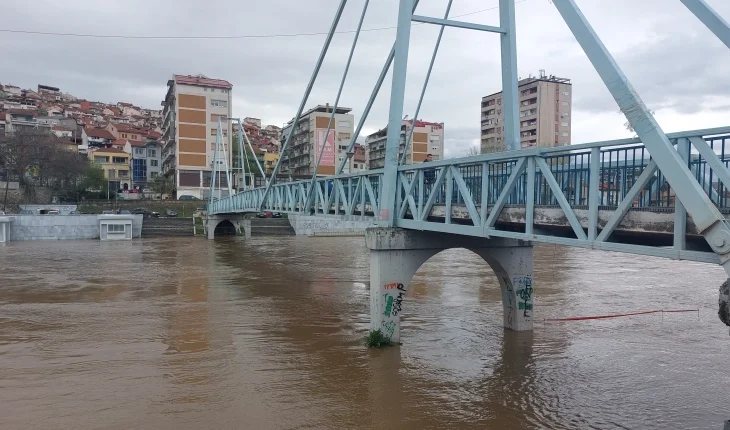 Vardari në Veles sot doli nga shtrati nga të dyja anët e kejit
