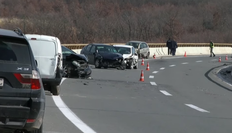 Aksident zinxhir mes 8 veturave në autostradën Shtip – Shkup, 9 persona të lënduar