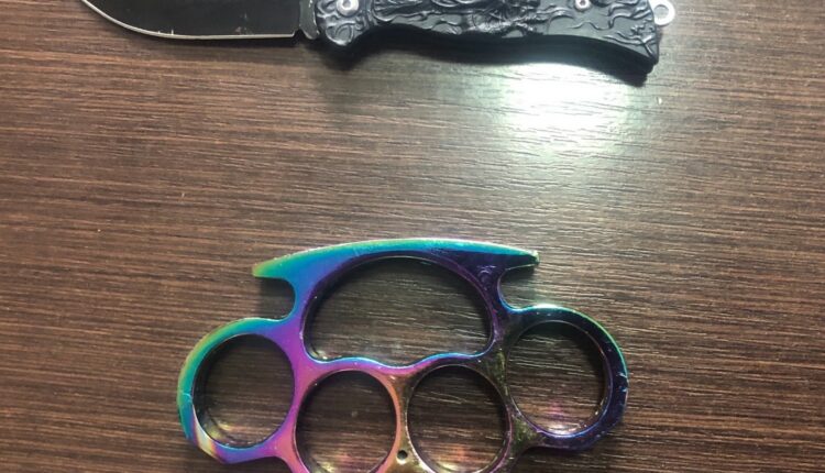 Tetovë: Policia i gjen thika dhe “boks hekri” një 17-vjeçari gjatë kontrollit