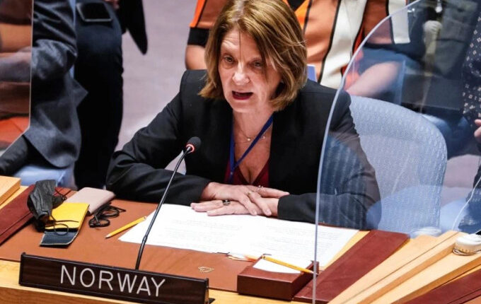 Jep dorëheqje ambasadorja norvegjeze për shkak të lidhjeve me Epstein