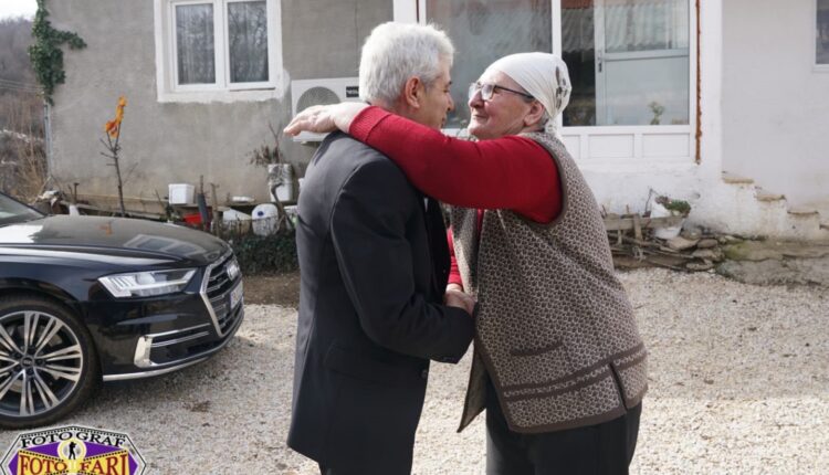 Ali Ahmeti viziton Nënë Stane Pjetër Gashin në Peshter të Brusit, në shtëpinë-bazë të luftës së armatosur çlirimtare të UÇK-së