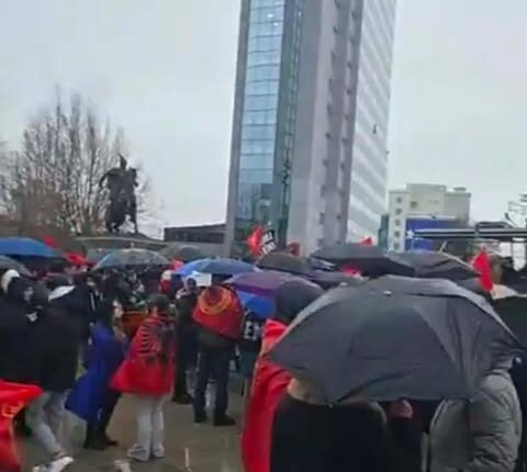 Tetovasot nga Prishtina – Nevrij Ademi ndjek nga afër marshin historik “Drejtësi, jo politikë”