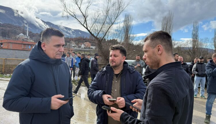 Muhamet Hoxha   në terren pas reshjeve të shiut në Saraj