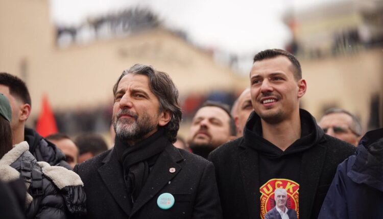 Rama ndan foto me Endrit Thaçin nga Marshi për Drejtësi: Të bashkuar për drejtësi, shtet e për kombin tonë