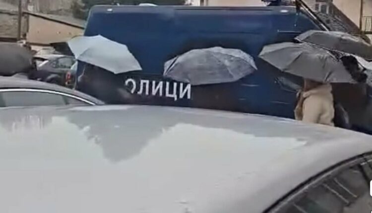 Alarm për bombë në Gjimnazin e Tetovës, nxënësit largohen nga objekti i shkollës
