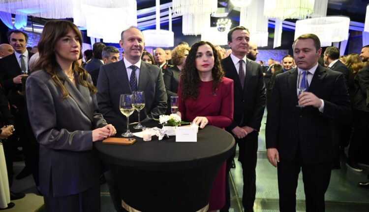 Osmani organizon pritje për Ditën e Pavarësisë, marrin pjesë dhe mbajnë fjalime edhe Kurti e Haxhiu