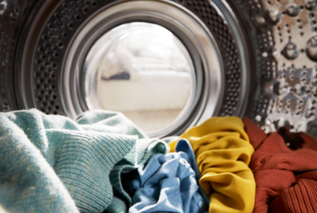 Lavatriçja nuk lan gjithçka/ Këto 9 gjëra mund të shkatërrojnë si rrobat, ashtu edhe vetë pajisjen