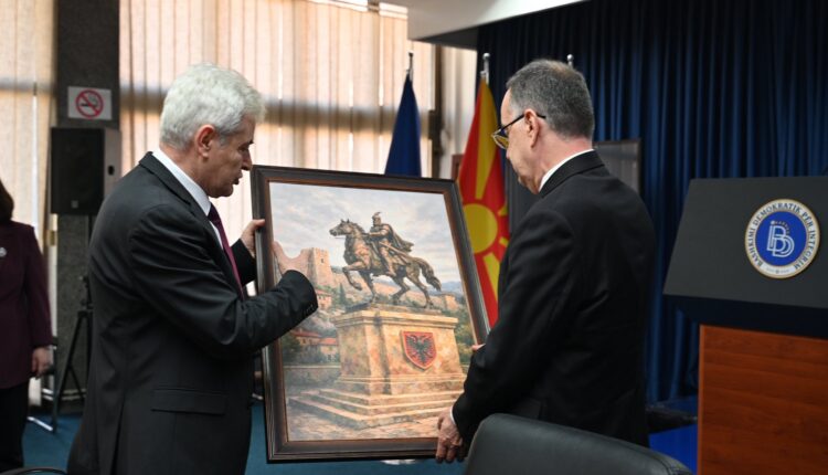 Presidenti Begaj i shkon në konak Ali Ahmetit, surprizohet me një dhuratë të veçantë (FOTO)