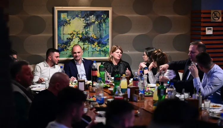 Filipçe dhe Spasovski zbresin në Zhelinë për iftarë me strukturat e LSDM në këtë komunë