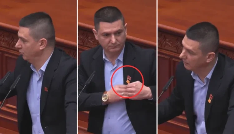“Ma ka dhënë kryeministri i Shqipërisë, kur të ma jepni ju do ta mbaj”, Mickoski i dhuron flamurin e Maqedonisë deputetit Riad Shaqiri