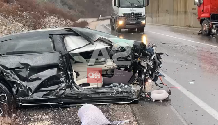 Aksident i rëndë në Rrugën e Arbrit, tre të lënduar pas përplasjes me kamionin