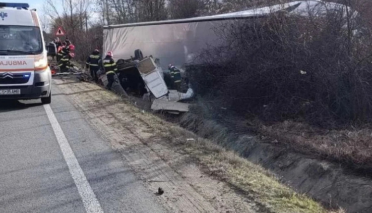 Tjetër tragjedi rrugore në Rumani, tre persona humbin jetën pranë vendit ku ndodhi aksidenti fatal me tifozët e PAOK-ut