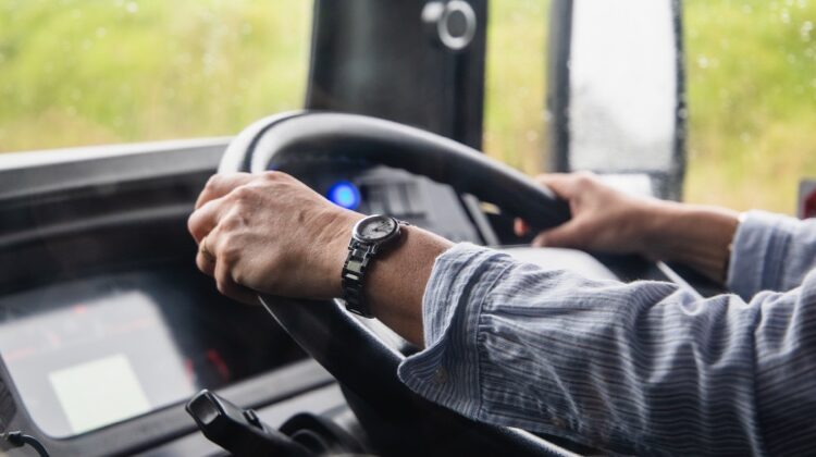 Prishtinë: U kap duke përdorur telefonin gjatë vozitjes, i merret leja për tre muaj shoferit të autobusit