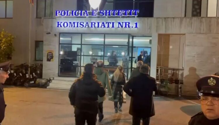 Mbi 40 të shoqëruar në polici pas protestës në Tiranë, ndër ta 3 të mitur