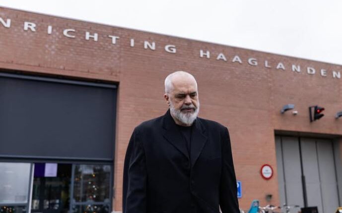 ‘180 vjet burg’, Edi Rama i ashpër: Kërkesë për varrosje për së gjalli të katër burrave