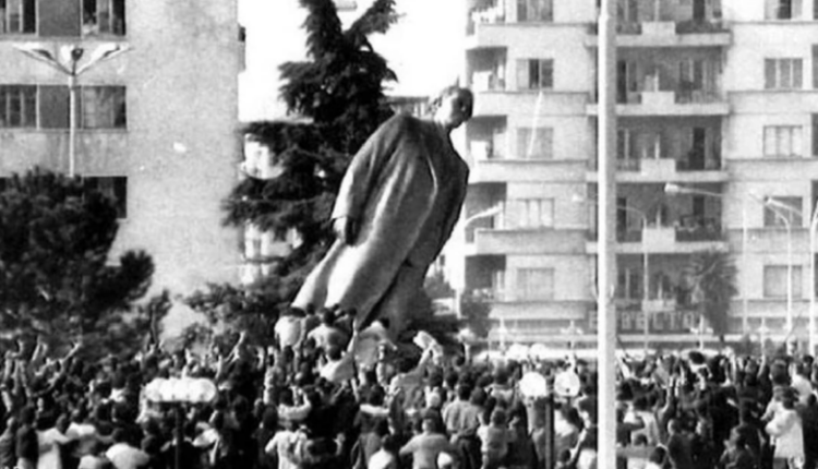 Sot 35 vite nga rrëzimi i bustit të diktatorit Enver Hoxha