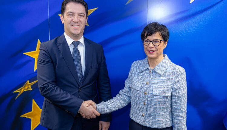 Zëvendëskryeministri i Parë Bekim Sali zhvillon takim në Bruksel me Komisioneren për Zgjerim, Marta Kos