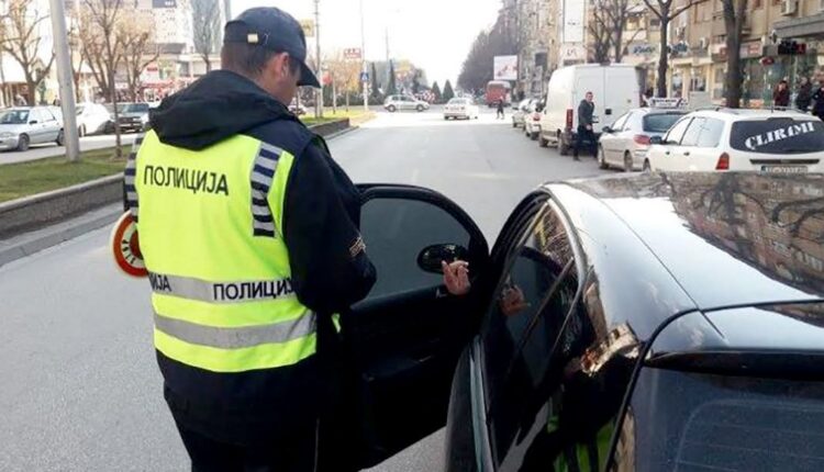 Nëpunësi policor kapet pa leje të vozitjes, arrestoher dhe i konfiskohet vetura