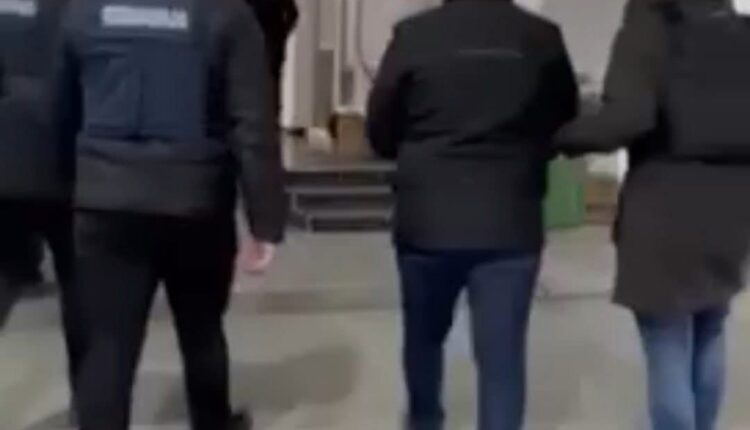 Pamje nga dorrëzimi i Artan Grubit vet në Bllacë