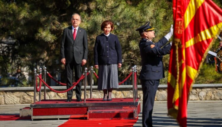 Filloi vizita zyrtare e presidentit të Shqipërisë, Siljanovska e priti me nderime të larta