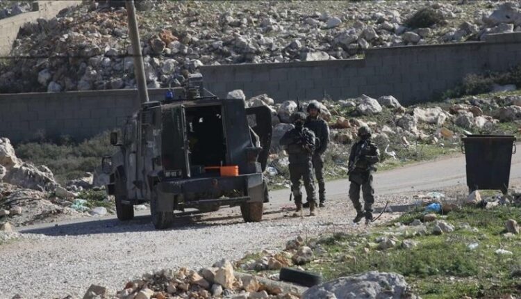 Kolonët e paligjshëm izraelitë zhvendosin 15 familje palestineze në Bregun Perëndimor të pushtuar