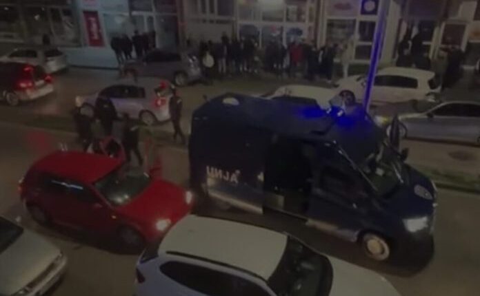 Kërcënim me armë dhe dhunë fizike në Gajre – arrestohen tre persona, njëri i mitur