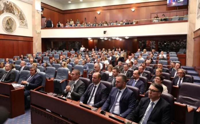 Deputetët nuk votuan për pagë minimale 600€! Për opozitën nevojë e domosdoshme, për pushtetin populizëm