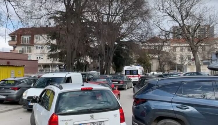 Kaosi në Klinikë bllokon Autoambulancën, qytetarët nuk shohin zgjidhje