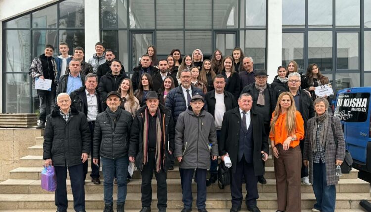 Ora letrare “Kosovë m’a gëzofsh Pavarësinë” tuboi bashkë krijuesit tetovar dhe vitias në 18 vjetorin e Pavarësisë