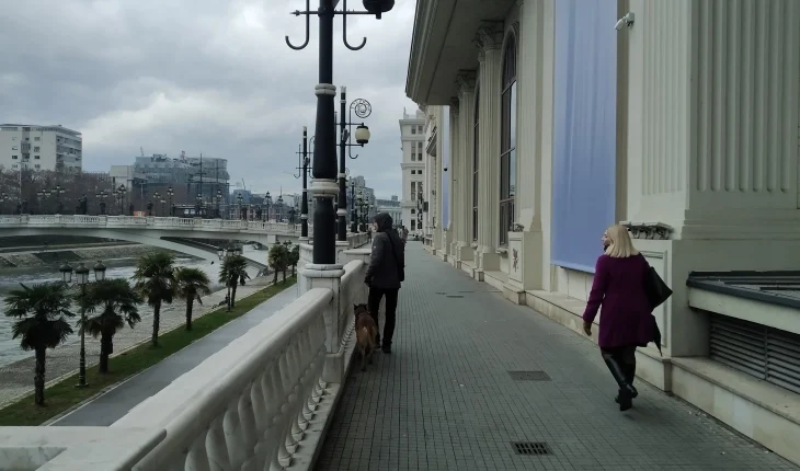 Mot i ndryshueshëm me vranësira me erë mesatare deri e përforcuar nga drejtimi juglindor