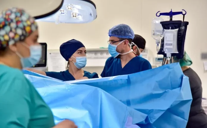 Rast i rrallë në Spitalin e Mitrovicës, mjekët heqin tumor rreth 4 kilogramë