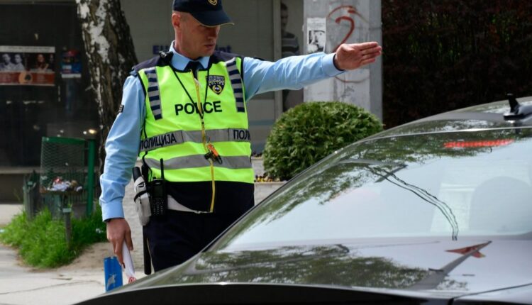 Voziste edhe pse kishte ndalesë, policia ia mori veturën