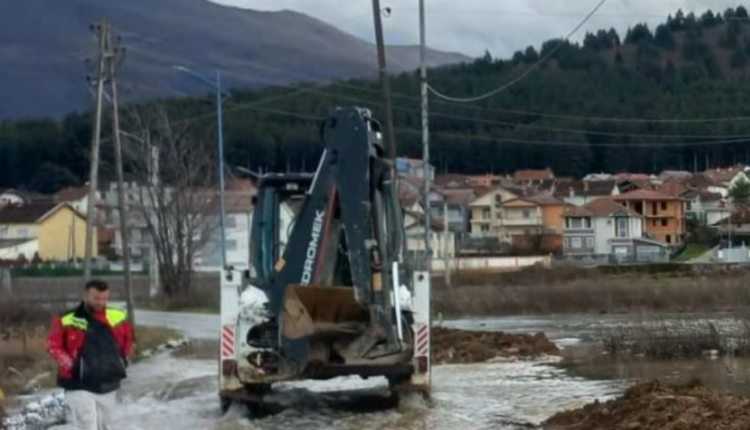Përmbytje pas reshjeve në Gostivar dhe rrethinë! Rrugë të bllokuara dhe ndërhyrje emergjente nga ekipet komunale