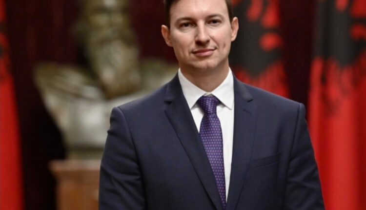 “Foli shqip o taj!”, ambasadori Meidani në mbështetje të studentëve që kërkojnë provim të jurisprudencës në gjuhën shqipe