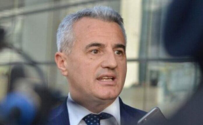 Serbia e ndalon në Merdare avokatin Arianit Koci për “verifikim shtesë”