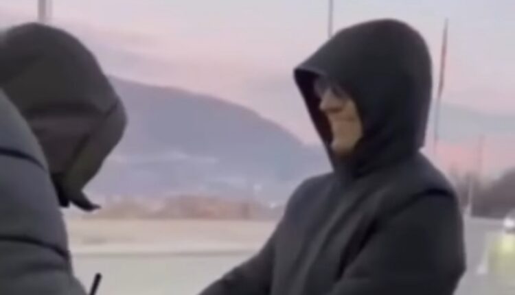 Grubi  i buzëqeshur dhe pa frikë i dorrëzohet policisë në Bllacë (VIDEO)