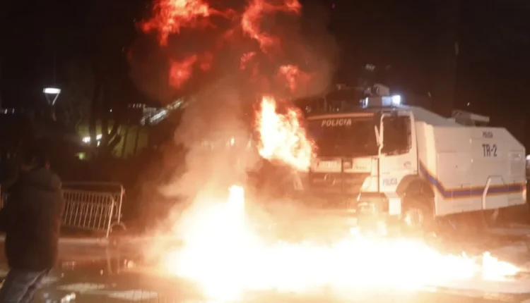 Autoboti i policisë me ujë përfshihet nga flakët, çfarë nuk u pa nga protesta e PD
