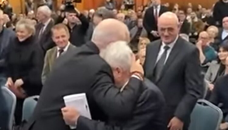 Ali Ahmeti përqafim me Ramën në Prishtinë: Nuk do të thyhemi, ashtu siç nuk thyhen familjet e bashkëluftëtarëve që gjenden në Hagë