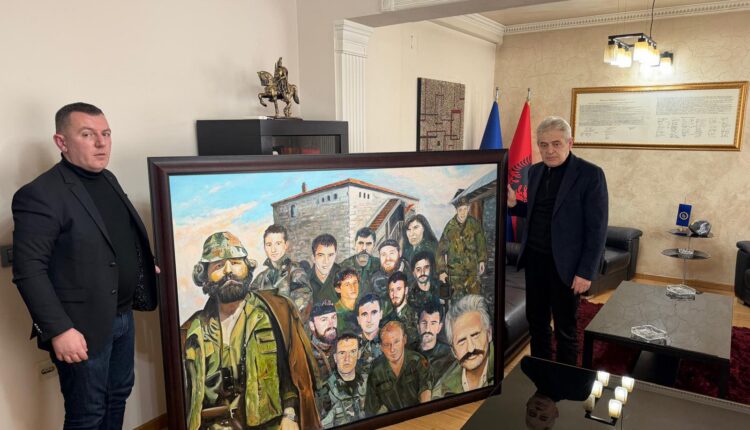 Ali Ahmeti pranon një pikturë me dëshmorët e kombit
