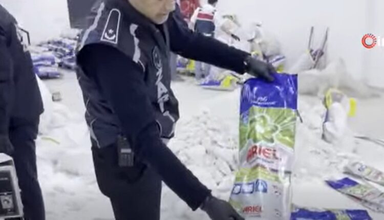 Policia turke kap edhe 3 ton “Ariel” të falsifikuar të destinuar për në Tetovë! (VIDEO)