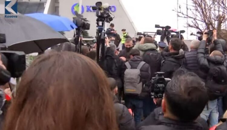 Protesta kundër shtrenjtimit të rrymës: Policia arreston një person, revoltohen qytetarët