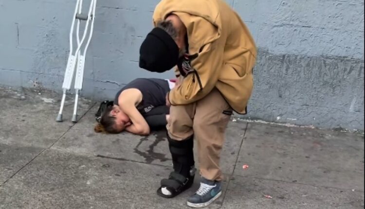 Pamjet tronditëse/ Tregu i hapur i drogës, njerëzit si ‘zombi’ në rrugët e Philadelphias (VIDEO)