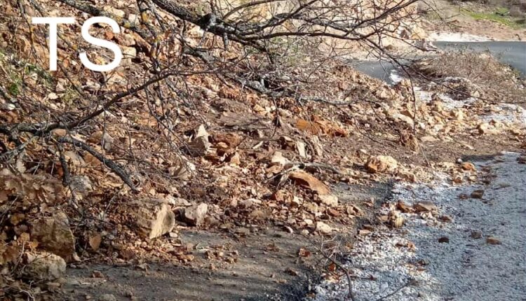 Rrëshqitje  dheu,  bllokon rrugën për në Llacë të Tetovës, banorët: Komuna e Tetovës ende  nuk aka ardhur të pastrojë!