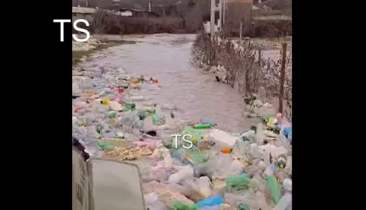 Gllumovë – Arnaqi: Shiu nxjerr në rrugë të gjitha mbeturinat (VIDEO)