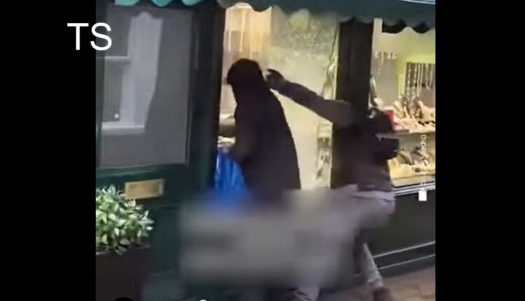 Një dyqan bizhuterish në Londër grabitet në mes të ditës (VIDEO)