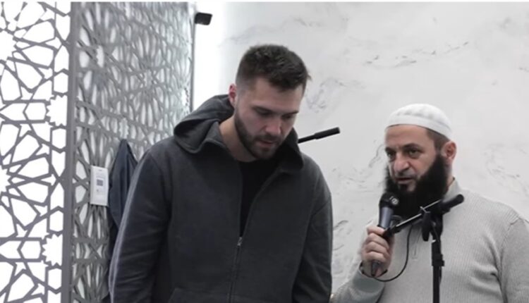 Një i ri maqedonas pranon Islamin; Hoxhë Sadullah Bajrami bën thirrje urgjente për ndihmë